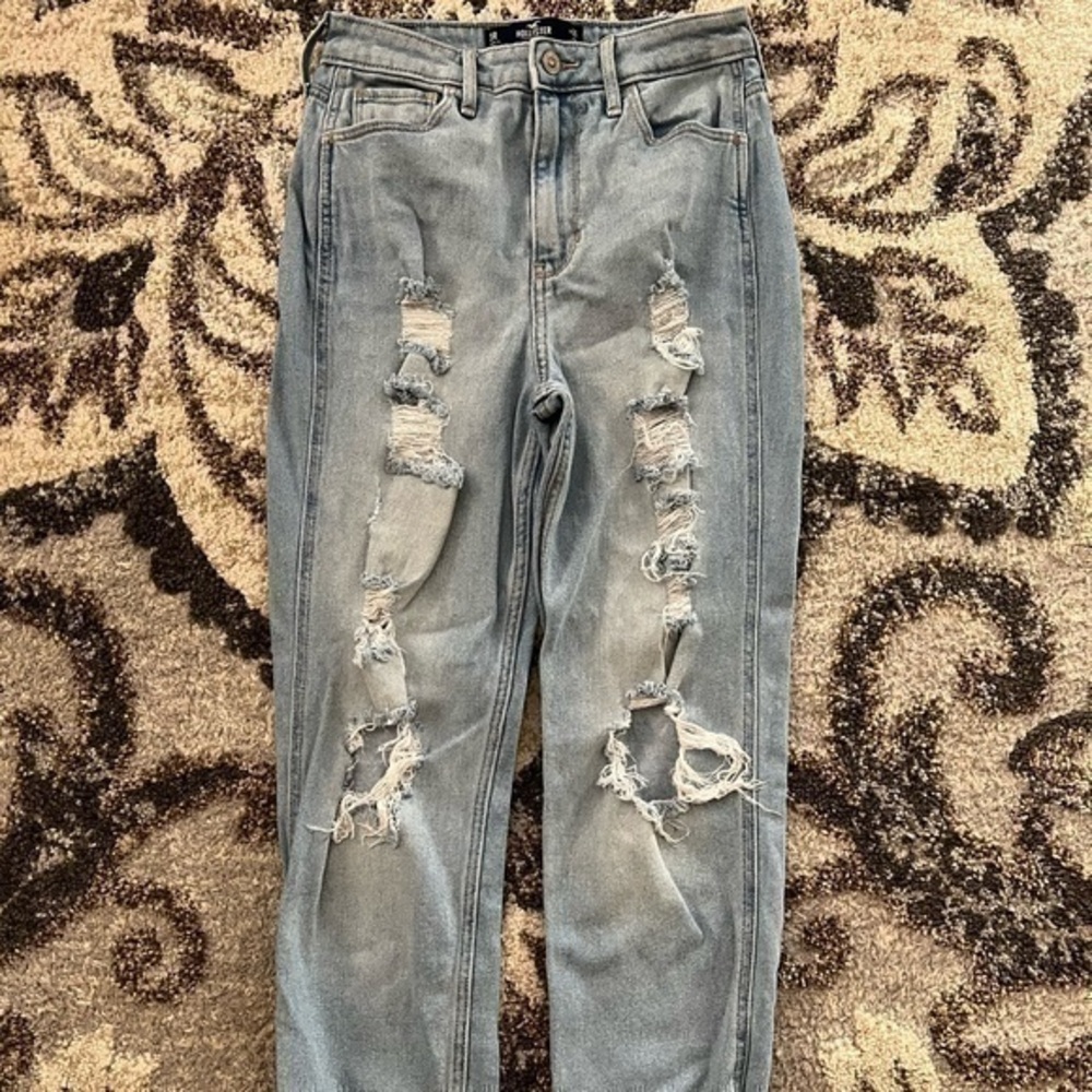Hollister Ultra High- Rise Mom Jeans sz 3R